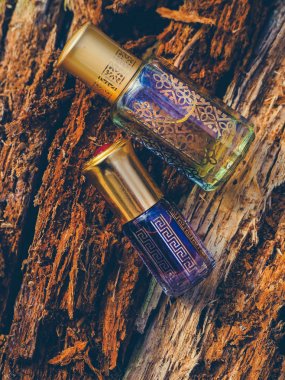 Arap UD attar parfüm veya agarwood yağı kokuları mini şişelerde.