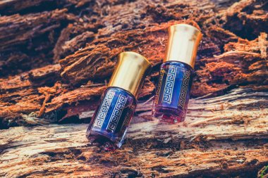 Arap UD attar parfüm veya agarwood yağı kokuları mini şişelerde.