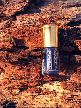 Arap UD attar parfüm veya agarwood yağı kokuları mini şişelerde.
