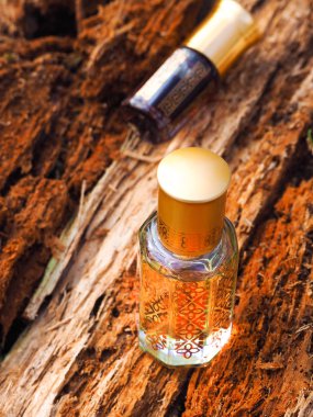Arap UD attar parfüm veya agarwood yağı kokuları mini şişelerde.