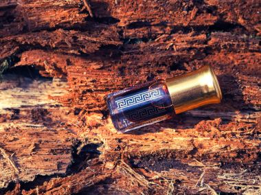 Arap UD attar parfüm veya agarwood yağı kokuları mini şişelerde.