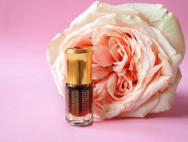 Gül parfümlü yağı. Mini şişelerde Arap parfüm.