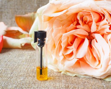 Gül parfümlü yağı. Mini şişelerde Arap parfüm.