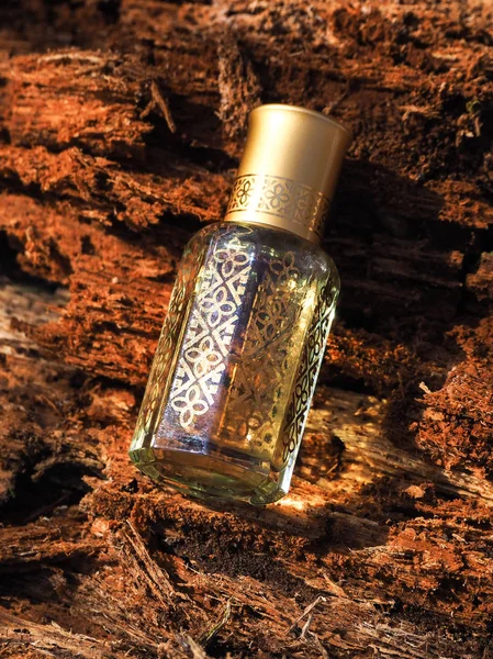 小型びんのアラビアのウード アター香水または沈香油香料 — ストック写真