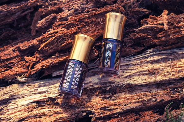 Arap UD attar parfüm veya agarwood yağı kokuları mini şişelerde.