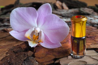 Arap masaj yağı. Taşlar ve Spa salonda doğal yağ ile orkide çiçek.