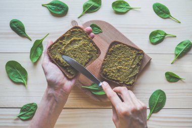 Ekmek ıspanak lezzetli bir sos ile