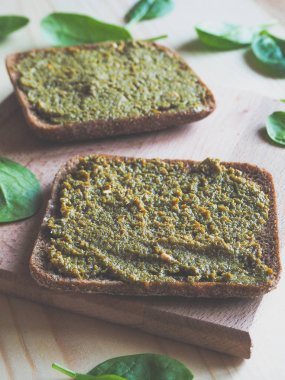 Ekmek ıspanak lezzetli bir sos ile