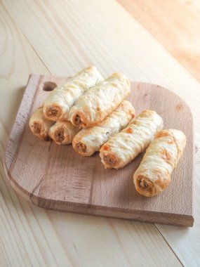 Fındık ve reçel ile doldurulmuş puf böreği rulo. Arap mutfağı.