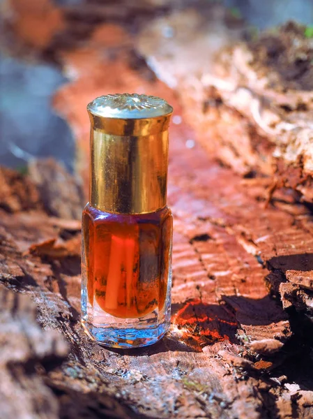 沈香と白檀の木から古い油 インド集中香水 — ストック写真