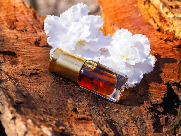 Agarwood ve sandal ağaçları eski yağdan. Hint konsantre parfüm.