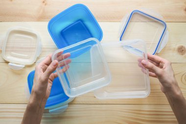 Boş plastik gıda saklama kapları. Uzun süreli depolama ürünleri kavramı.