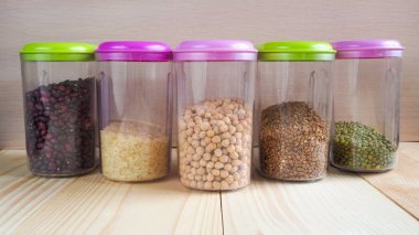 Tahıllar ile plastik kaplar. Ev depolama ürünleri.