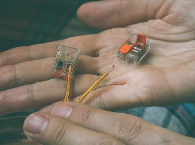 Terminallerine telleri bağlamak için.