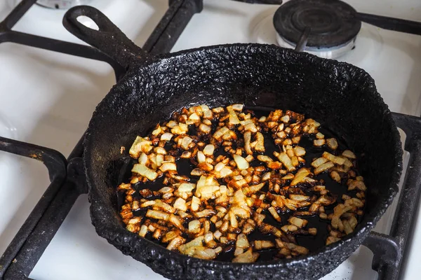 Пережаренный Лук Сковороде Плохая Кухня Концепция Вредных Пищевых Продуктов Канцерогенов — стоковое фото