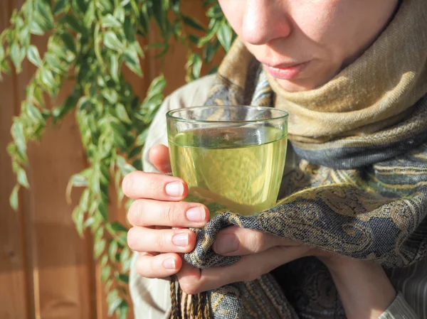 Een Zieke Vrouw Drinkt Hete Antibiotica — Stockfoto