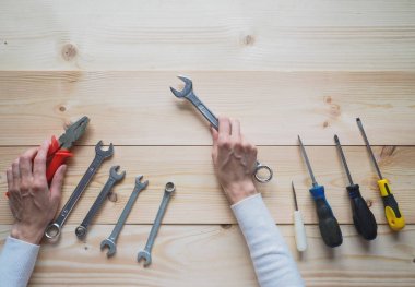 Bayan bir İngiliz anahtarıyla biber açmaya çalışıyor. Herhangi bir kilidi açmak için bir kavramdır. Komik bir İngiliz anahtarı kullanımı.