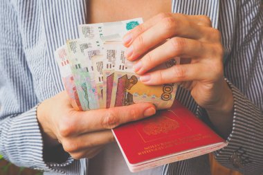 Rus rublesi bir iş kadınının ellerinde..