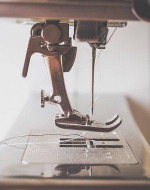 Dikiş işlemi dikiş makinesi yakın çekim. Ayağı ile iğne dikiş makinesi işlemi sırasında.