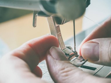 Dikiş işlemi dikiş makinesi yakın çekim. Ayağı ile iğne dikiş makinesi işlemi sırasında.