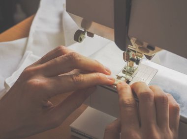 Dikiş işlemi dikiş makinesi yakın çekim. Ayağı ile iğne dikiş makinesi işlemi sırasında.