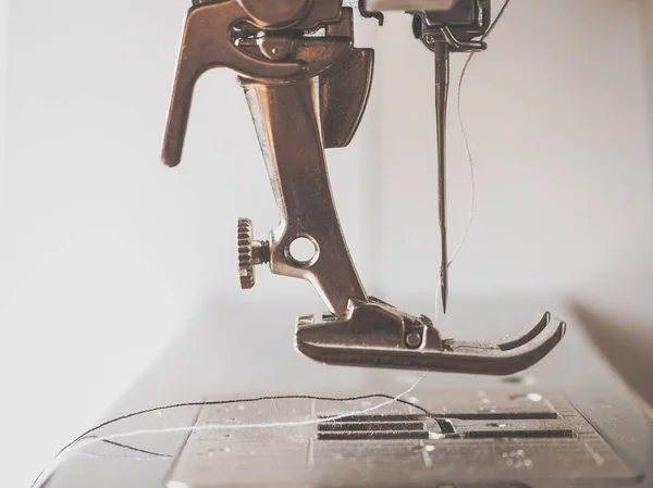 Processus Couture Close Sur Machine Coudre Pied Aiguille Machine Coudre — Photo