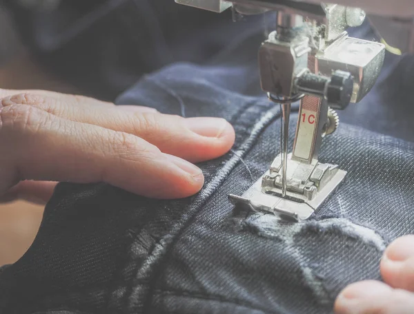 Proceso Costura Primer Plano Máquina Coser Prensatelas Aguja Máquina Coser — Foto de Stock