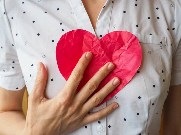 Coração Doado Grande Pequeno Coração Vermelho Sua Mão — Fotografia de Stock