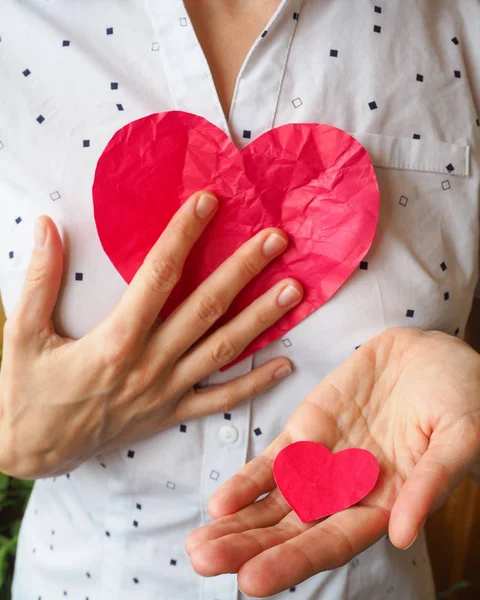 Coração Doado Grande Pequeno Coração Vermelho Sua Mão — Fotografia de Stock