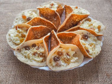 Bitkisel çay adaçayı ile Arap krep. Ramazan ayında tatlı gıda.