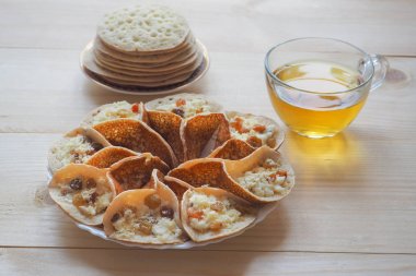 Bitki çayı ile Fas krep. Orta Doğu mutfağı.