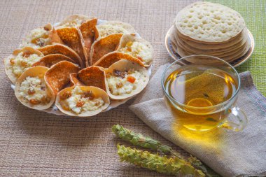 Bitki çayı ile Fas krep. Orta Doğu mutfağı.