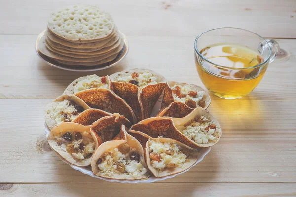 Arabische Pannenkoeken Met Kruidenthee Salie Zoet Voedsel Ramadan — Stockfoto
