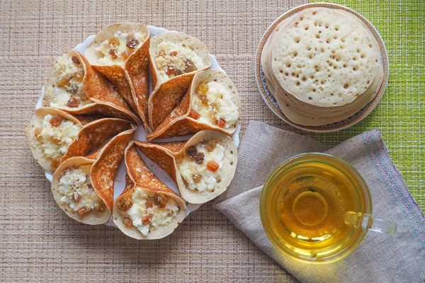 Bitki çayı ile Fas krep. Orta Doğu mutfağı.