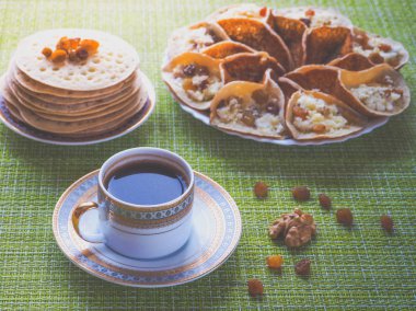 Bitkisel çay adaçayı ile Arap krep. Ramazan ayında tatlı gıda.