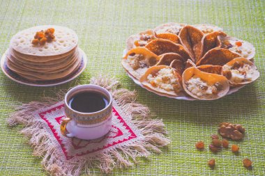 Bitkisel çay adaçayı ile Arap krep. Ramazan ayında tatlı gıda.