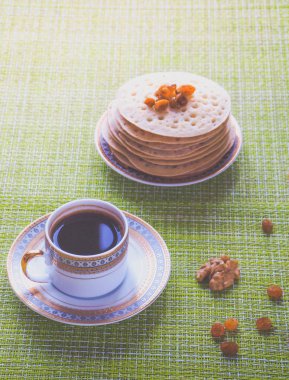 Bitkisel çay adaçayı ile Arap krep. Ramazan ayında tatlı gıda.