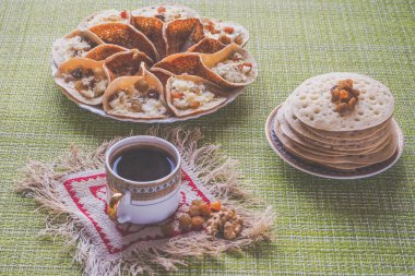 Bitkisel çay adaçayı ile Arap krep. Ramazan ayında tatlı gıda.