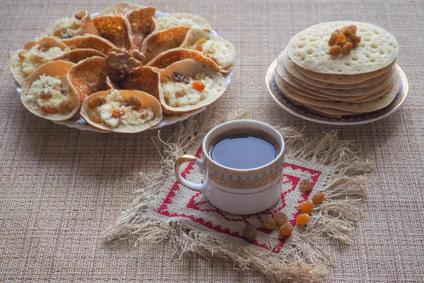 Arabische Pannenkoeken Met Kruidenthee Salie Zoet Voedsel Ramadan — Stockfoto