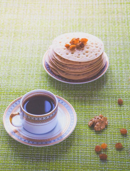 Bitkisel çay adaçayı ile Arap krep. Ramazan ayında tatlı gıda.