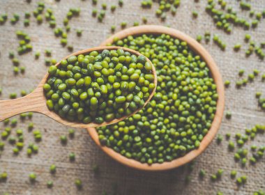 Mung fasulyesi ahşap bir kase. Yararlı ve sağlıklı gıda kavramı.