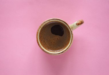 Bir fincan kahve. Kahve fincanı eller içinde. Ev konforu.