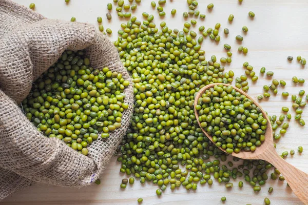 Mung Bean Drewniane Miski Pojęcie Jedzenie Zdrowe Korzystne — Zdjęcie stockowe