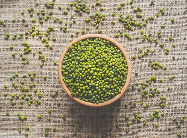 Mung Bean Drewniane Miski Pojęcie Jedzenie Zdrowe Korzystne — Zdjęcie stockowe