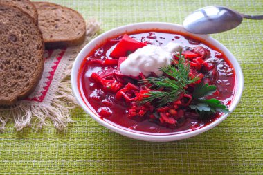 Borsch - pancar çorbası ahşap arka plan, Ukrayna mutfağından geleneksel çanak üzerinde beyaz bir kase. Üstten Görünüm.