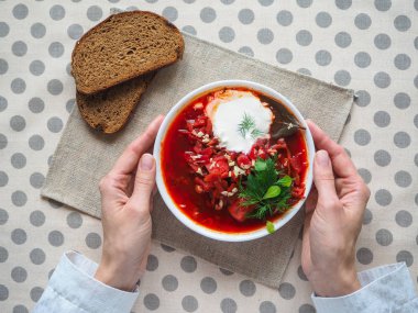 Ukraynalı geleneksel borsch. Rus vejetaryen kırmızı çorba beyaz kase