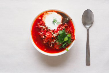 Ukraynalı geleneksel borsch. Rus vejetaryen kırmızı çorba beyaz kase