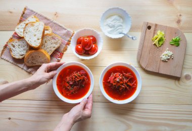 Ukraynalı geleneksel borsch. Rus vejetaryen kırmızı çorba beyaz kase