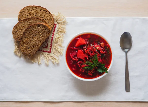 罗宋汤 甜菜汤在一个白色的碗上的木质背景 传统的乌克兰菜菜 顶部视图 — 图库照片