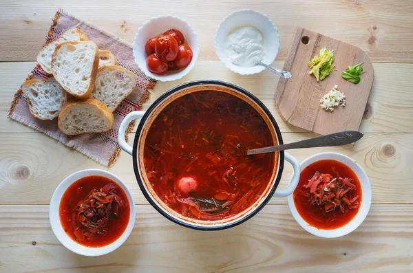 乌克兰传统罗宋汤 俄罗斯素食红汤白碗 — 图库照片